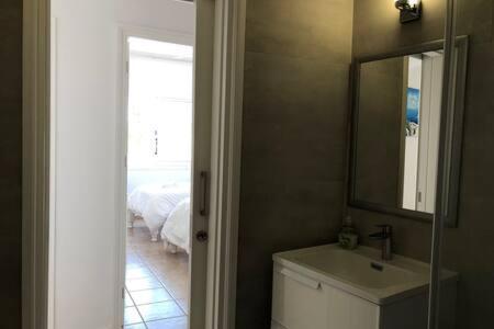 Kings Palace - Superb 2 Bed Ground Floor Apartment Пафос Экстерьер фото