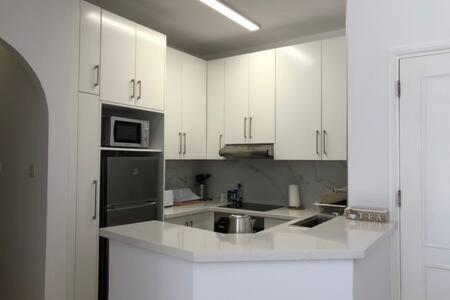 Kings Palace - Superb 2 Bed Ground Floor Apartment Пафос Экстерьер фото