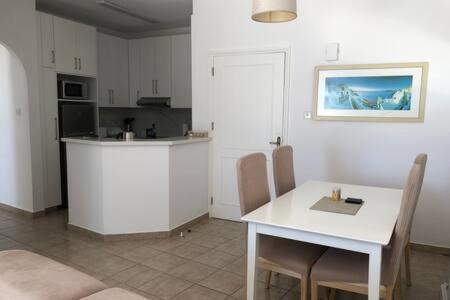 Kings Palace - Superb 2 Bed Ground Floor Apartment Пафос Экстерьер фото