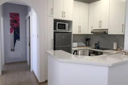 Kings Palace - Superb 2 Bed Ground Floor Apartment Пафос Экстерьер фото