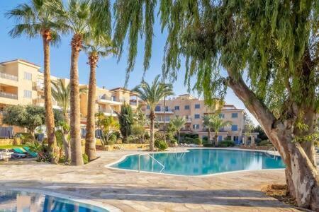 Kings Palace - Superb 2 Bed Ground Floor Apartment Пафос Экстерьер фото