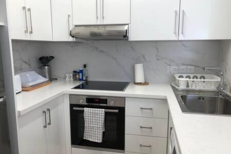 Kings Palace - Superb 2 Bed Ground Floor Apartment Пафос Экстерьер фото